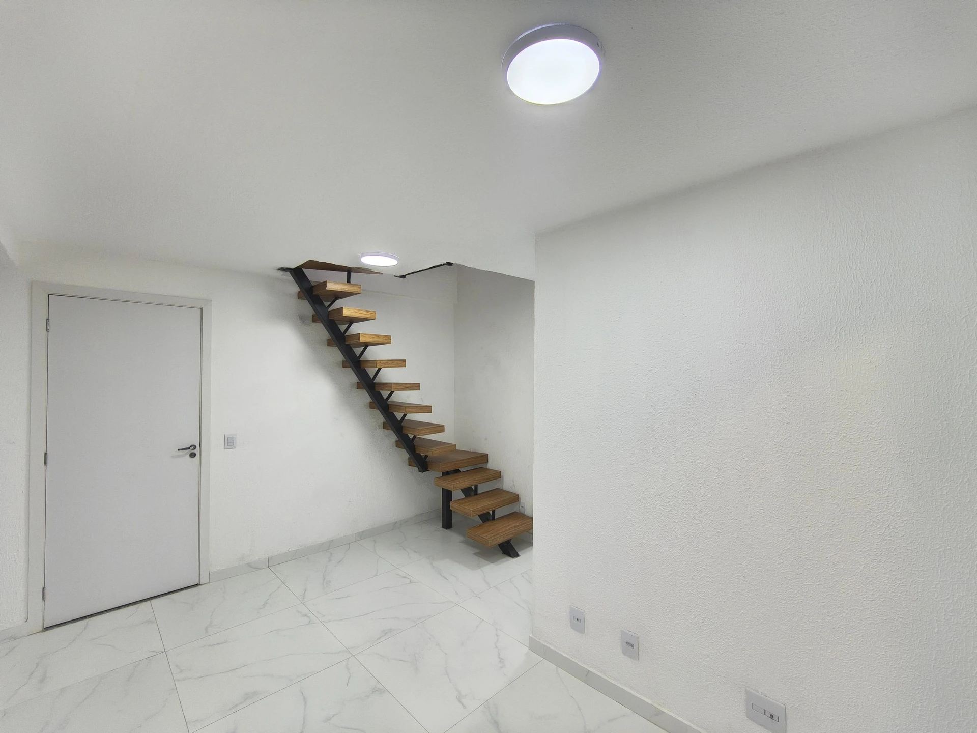 Apartamento mobiliado com 2 quartos, 1 banheiro e varanda — photo 17
