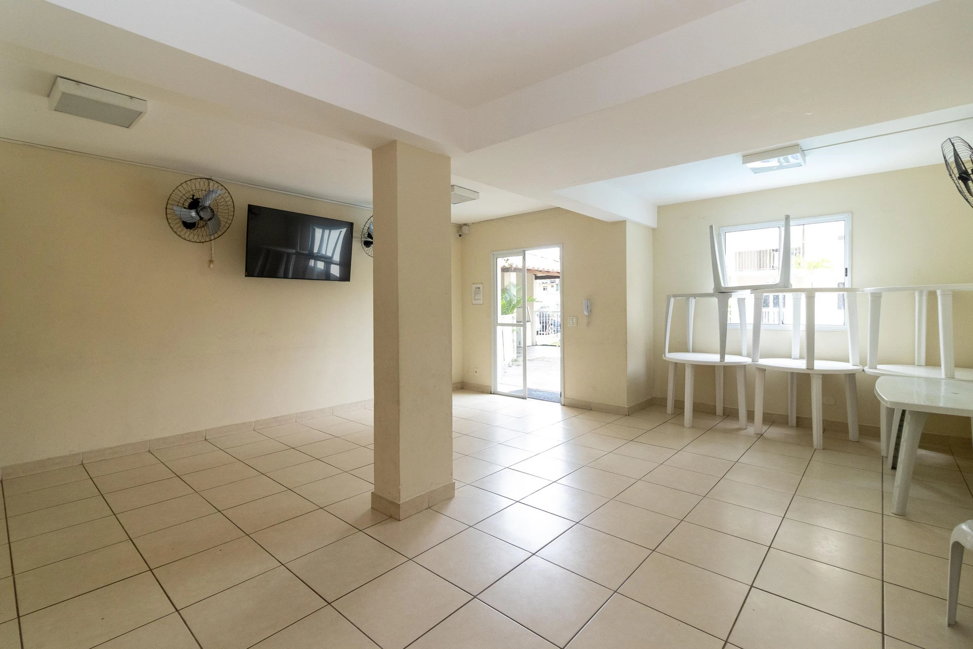 Furnished 2-bedroom apartment with balcony — photo 40