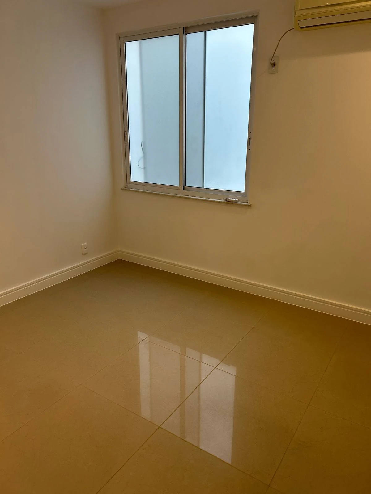 208 m² apartment with a bathtub and a water view — photo 2