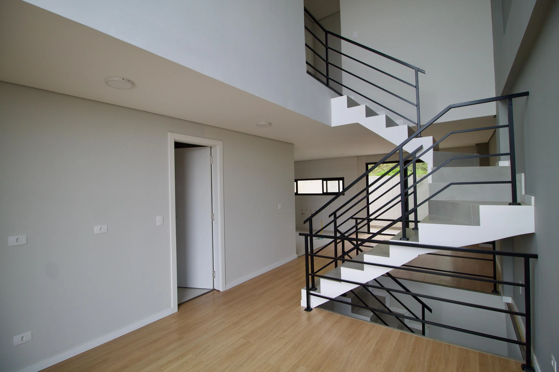 Floor-to-ceiling windows in a 3-bedroom house, 160 m² — photo 46