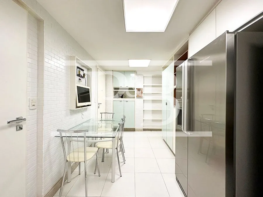 Apartamento com 2 quartos e varanda de vidro fechada — photo 26