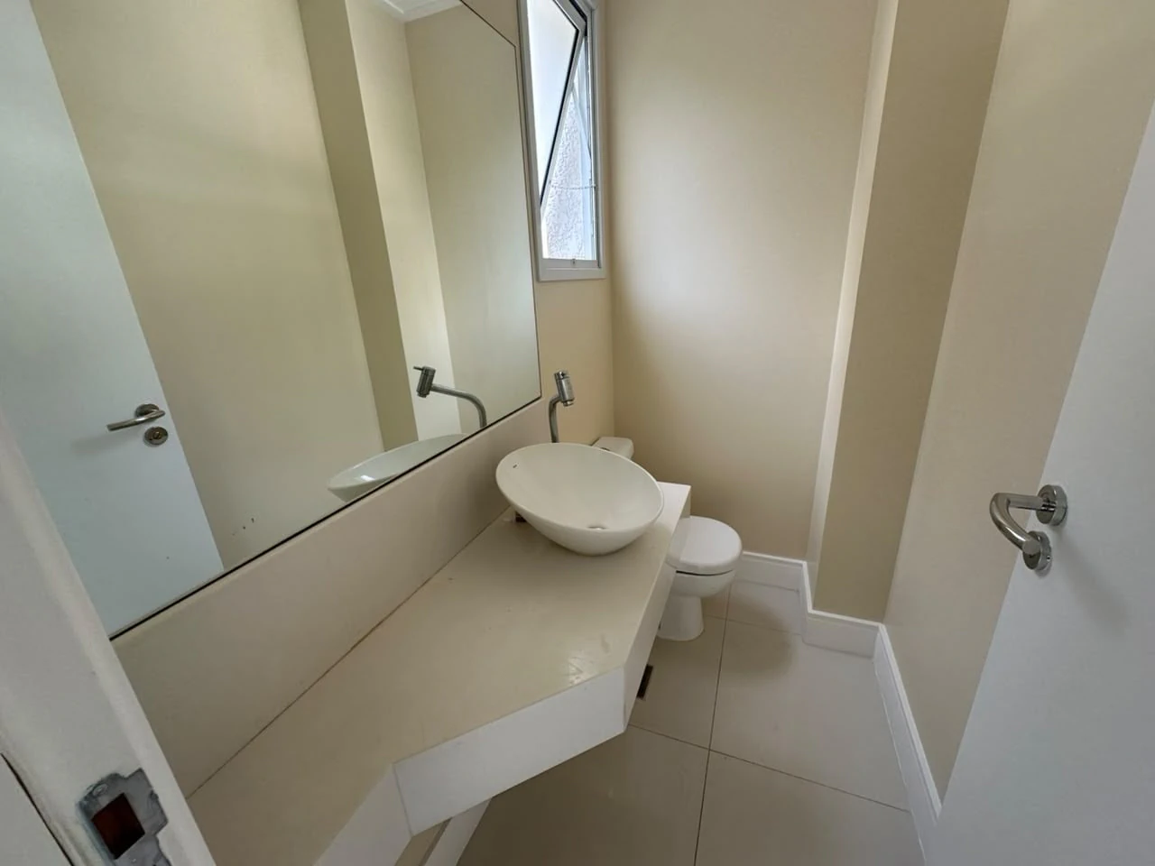 Balcony with a grill in a 4-bedroom apartment, 178 m² — photo 12