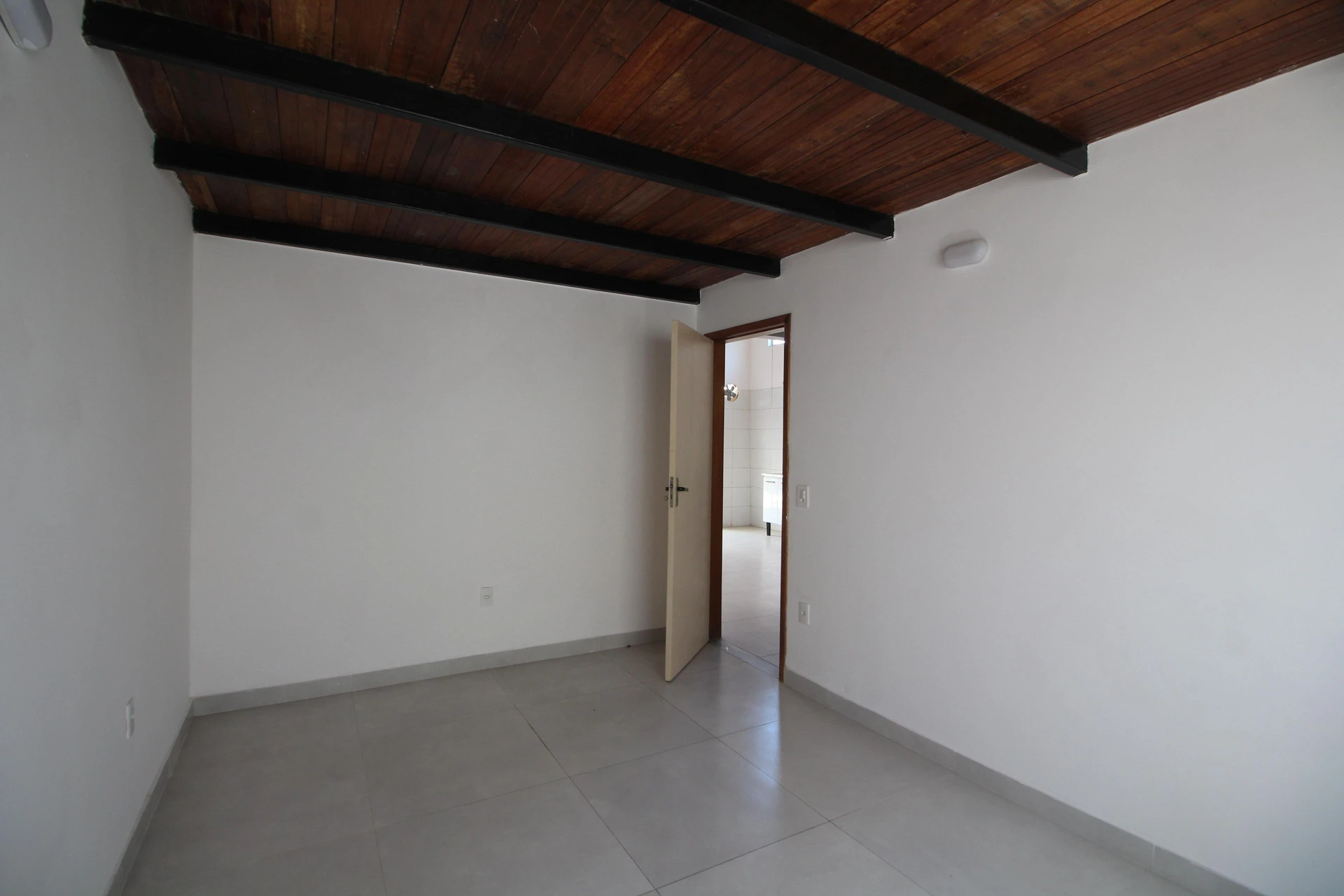 House with 4 bedrooms, 2 bathrooms and private garden — photo 25
