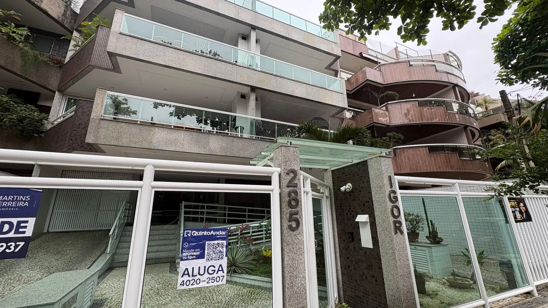 100 m² apartment with a grill on the balcony and a jacuzzi — photo 59