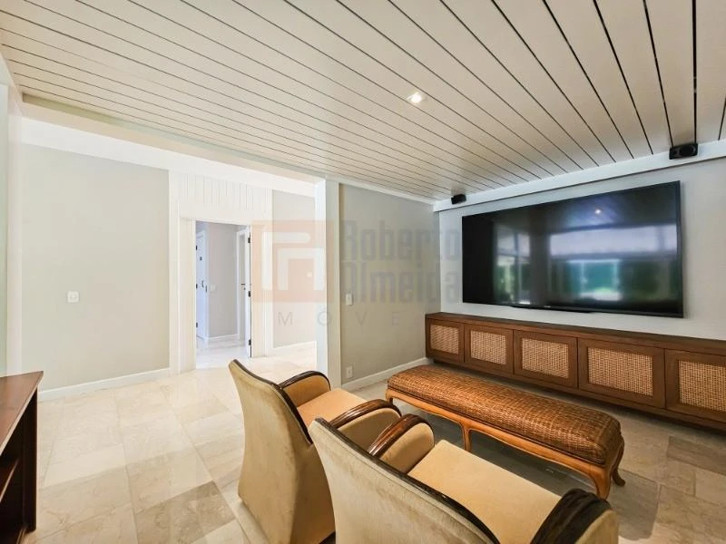 832 m² house with 6 bedrooms and an open-plan kitchen — photo 50