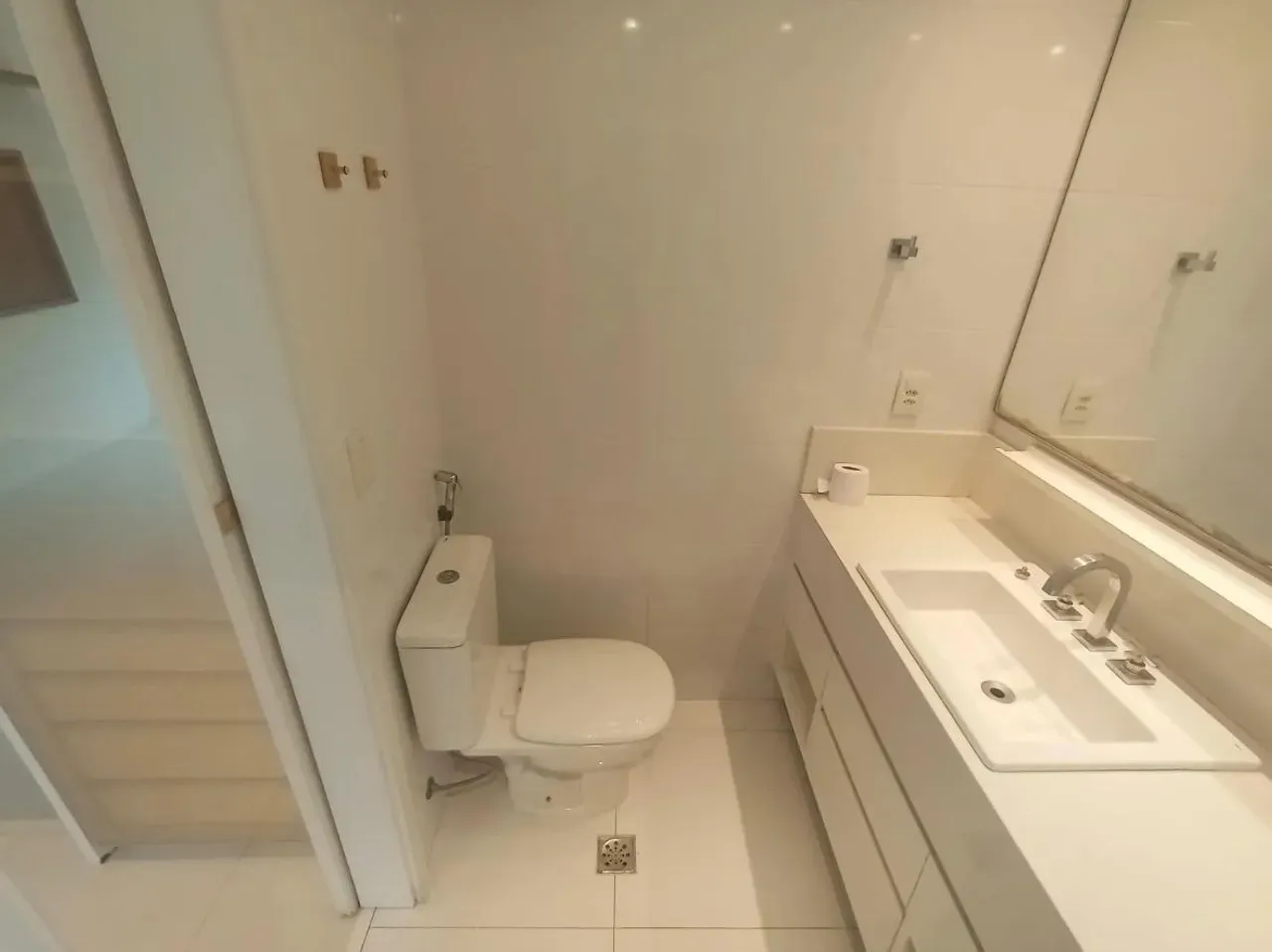 3-bedroom apartment with a grill on the balcony — photo 12