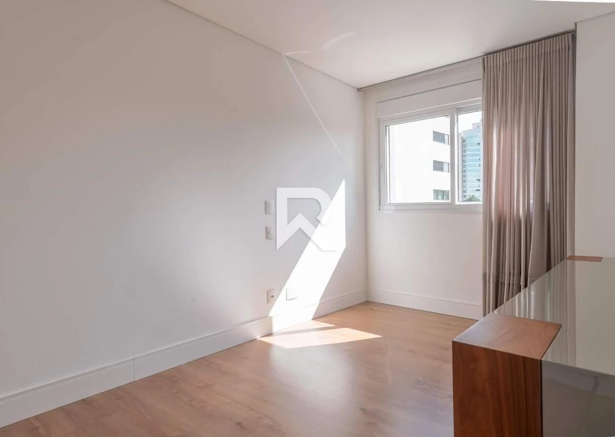 255 m² apartment with a bathtub and a walk-in closet — photo 24