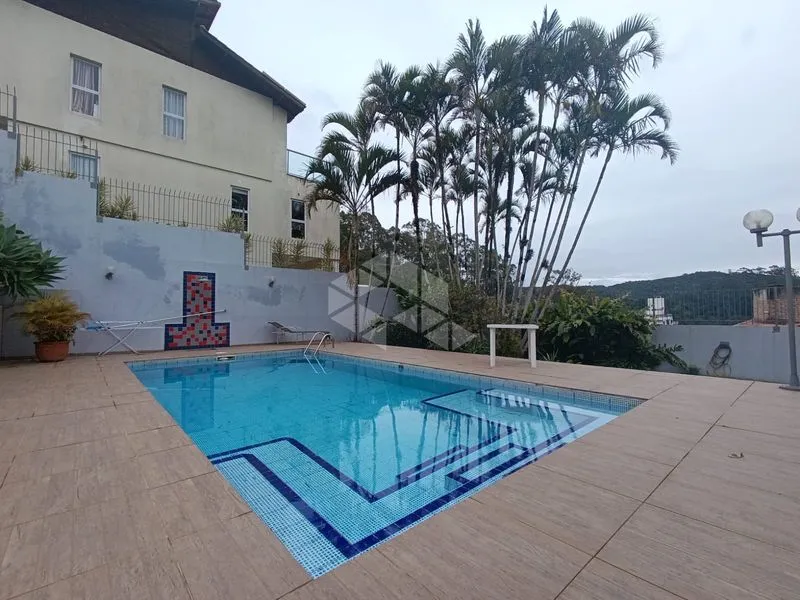 Studio in a building with a pool — photo 8