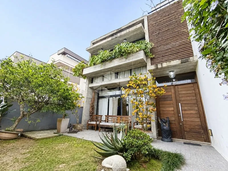 2-bedroom house with a glass-enclosed balcony — photo 9