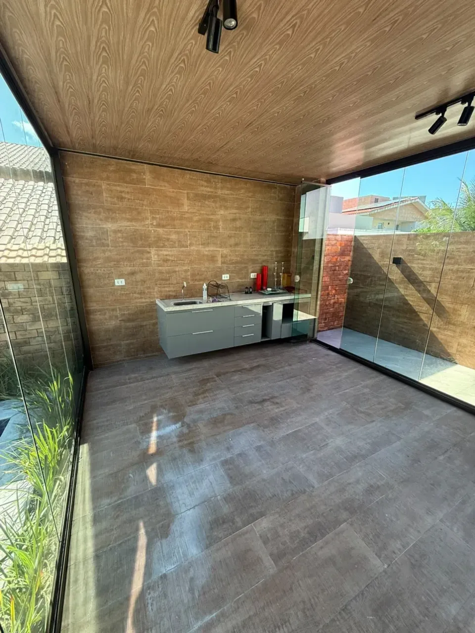 Floor-to-ceiling windows in a 5-bedroom house, 360 m² — photo 3