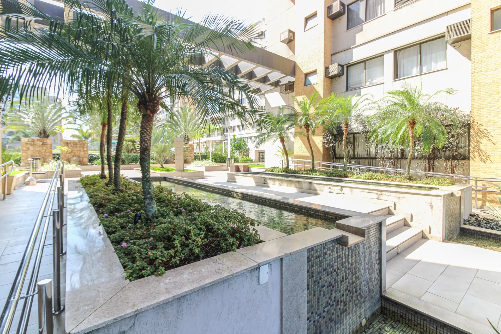 4-bedroom apartment with a glass-enclosed balcony — photo 82