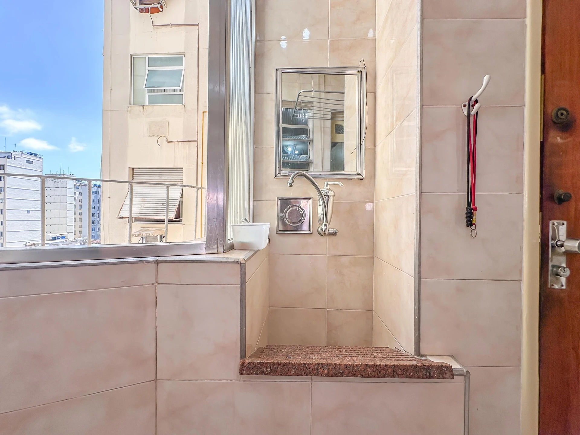 140 m² apartment with a jacuzzi and a bathtub — photo 40