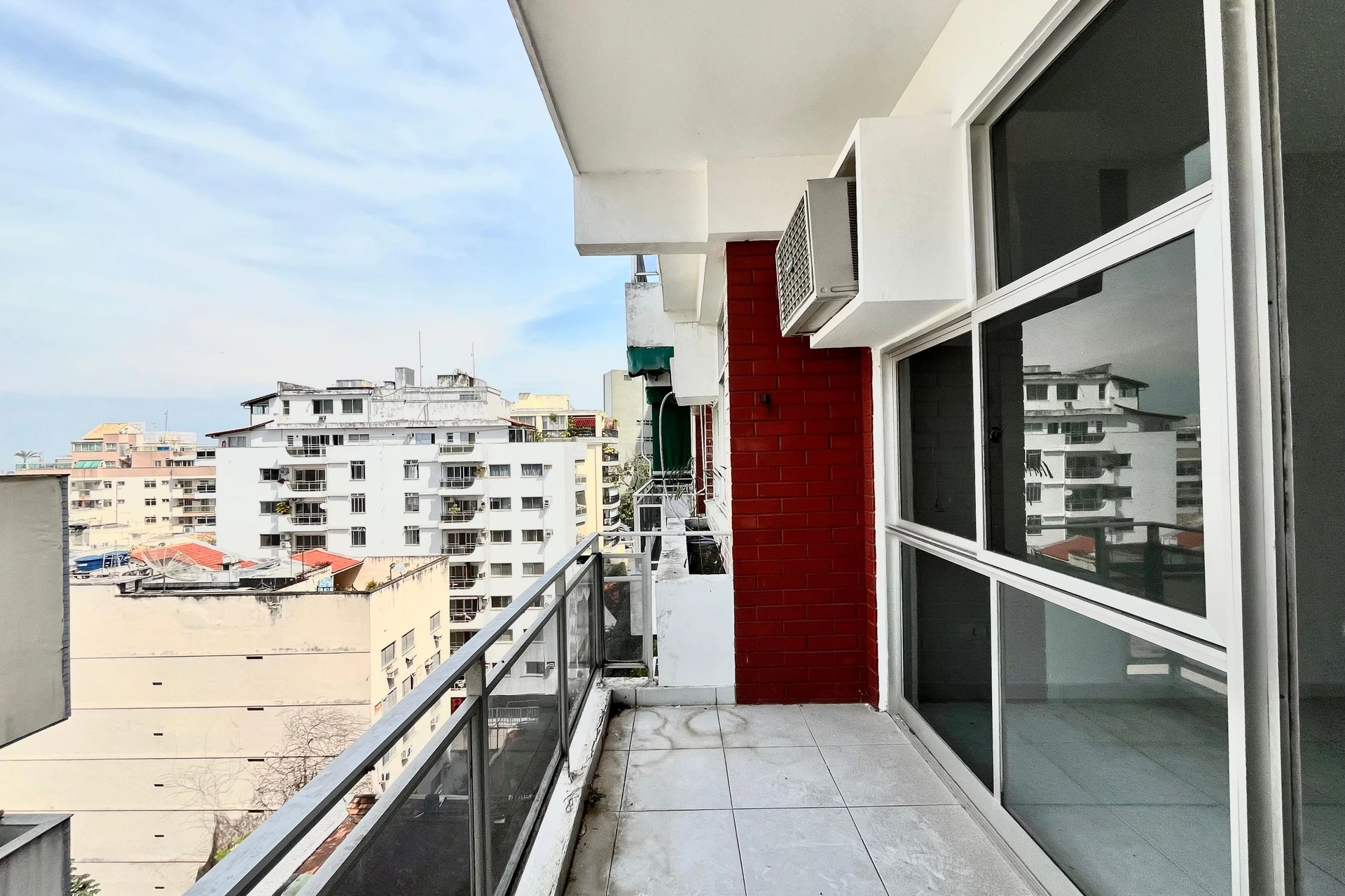 Apartamento com 1 quarto, 1 banheiro e varanda