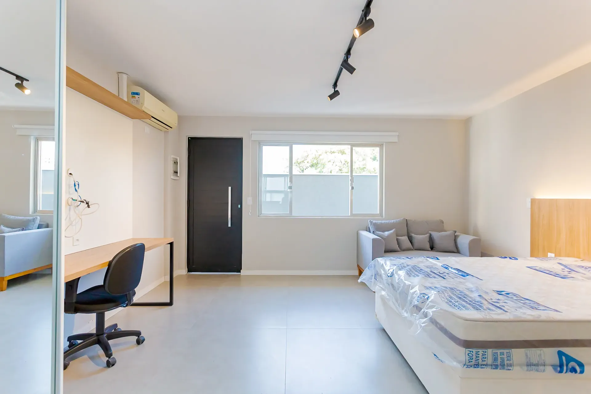 Furnished studio with glass shower and 1 parking spot — photo 24
