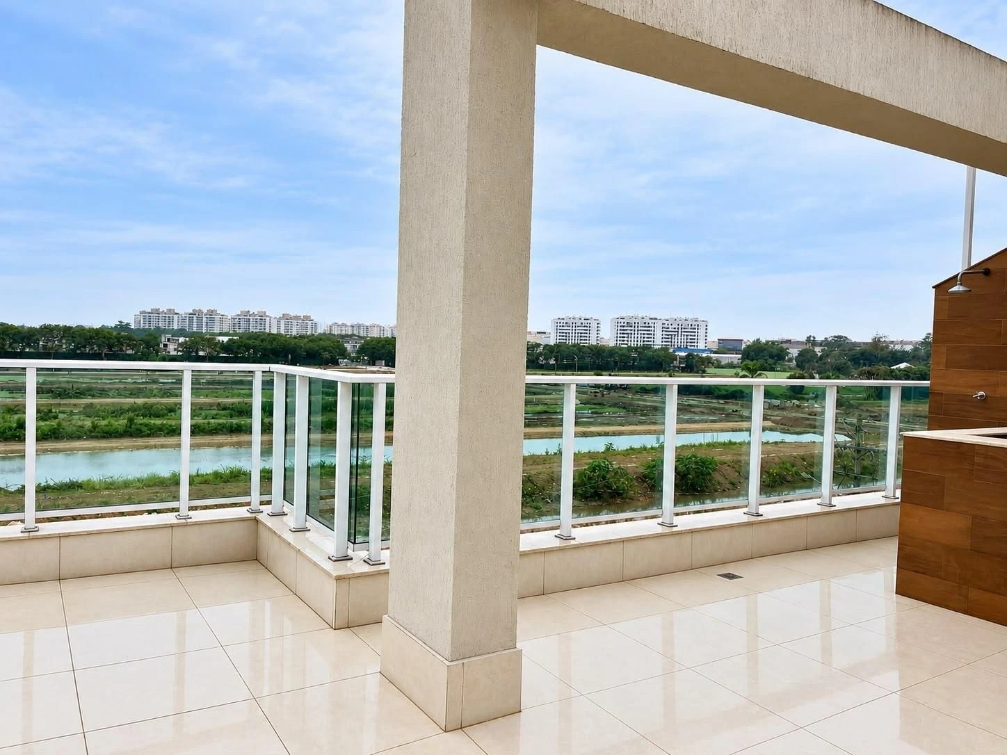 Furnished apartment, 148 m², with a glass-enclosed balcony — photo 13