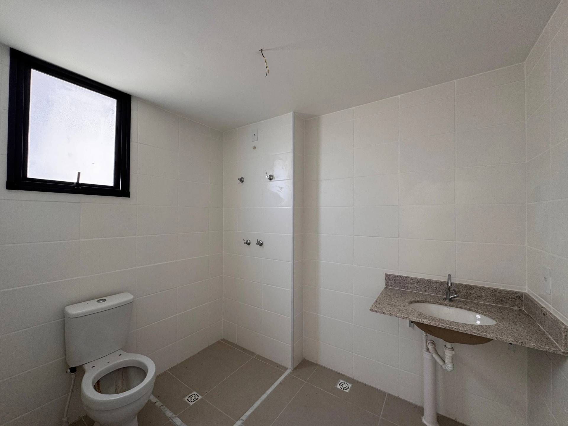 Unfurnished 2-bedroom apartment with parking and balcony — photo 10