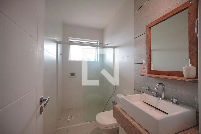 One-bedroom apartment in a building with a gym — photo 18
