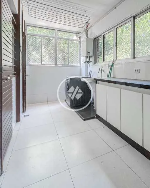 3-bedroom apartment with 2 en-suite baths and balcony — photo 9