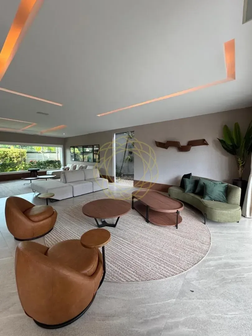 700 m² house with 5 en-suite bedrooms and private garden