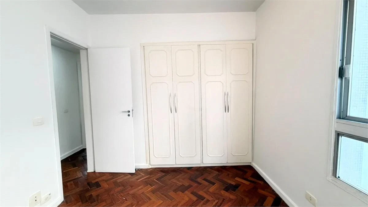 Wood or laminate floors in a 3-bedroom apartment, 91 m² — photo 8