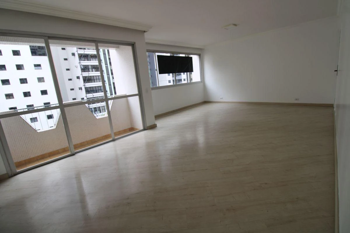 4-bedroom apartment with enclosed glass balcony