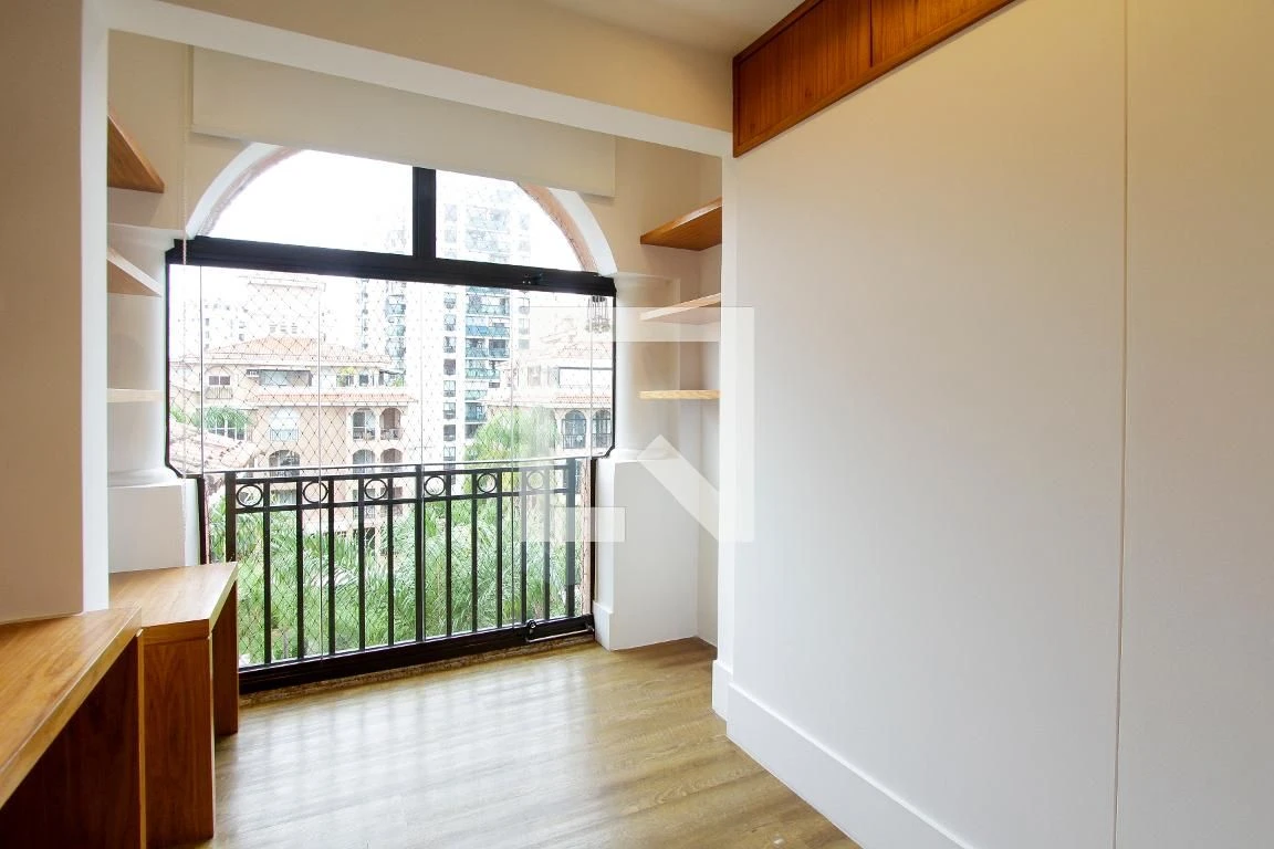 Walk-in closet in a 3-bedroom apartment, 200 m² — photo 12