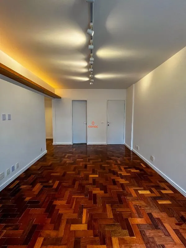 One-bedroom apartment with wood or laminate floors — photo 12