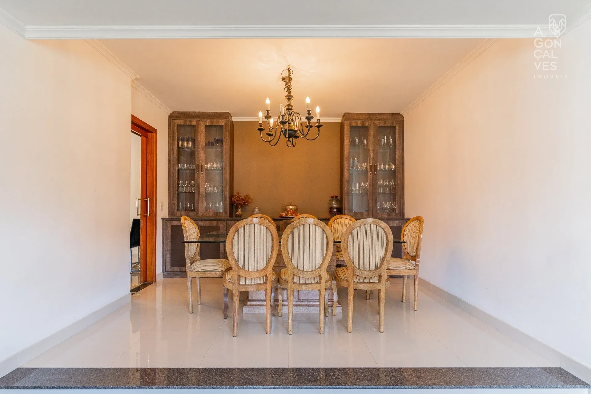 Furnished 219 m² apartment with 4 bedrooms and 2 parking spots — photo 6