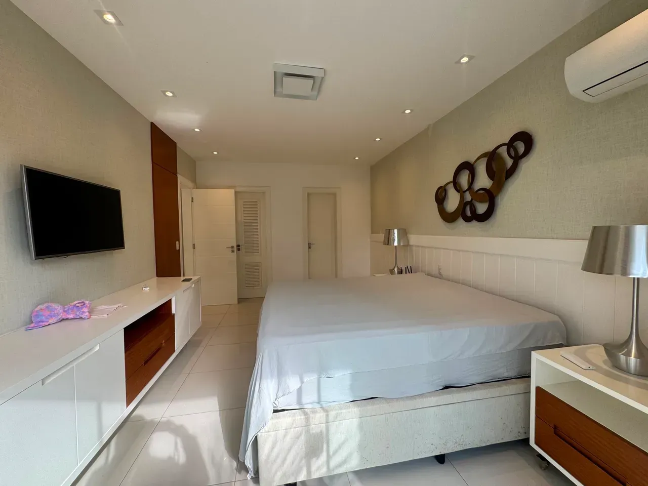 Furnished house, 750 m², with floor-to-ceiling windows — photo 20