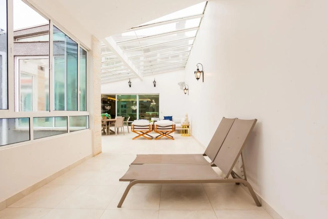 4-bedroom house with floor-to-ceiling windows — photo 29