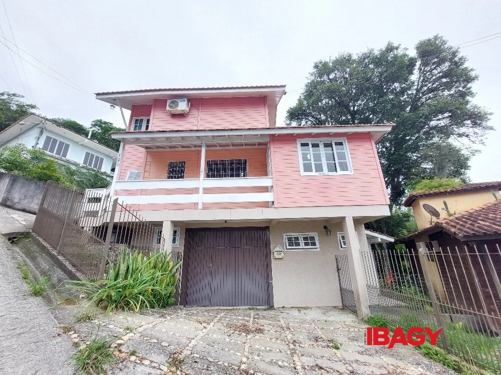 2-bedroom house with a mountain view in Florianópolis — photo 13