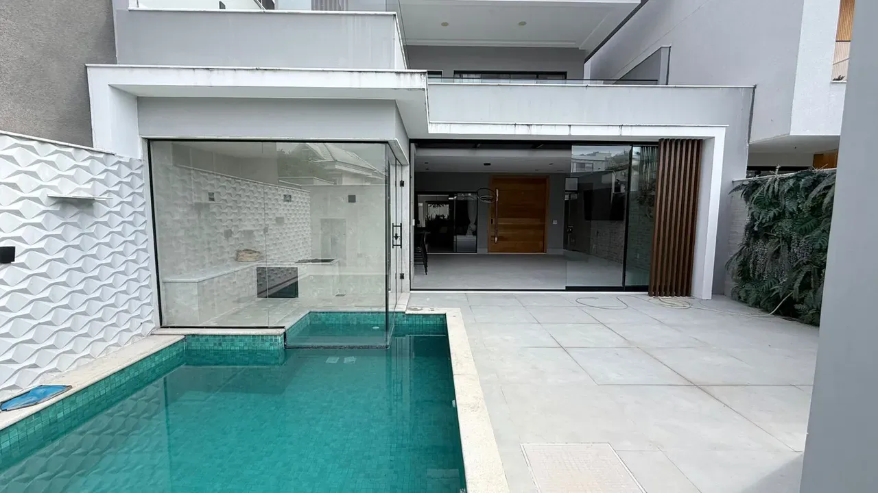 House with 6 bedrooms and an open kitchen with gas stove — photo 24