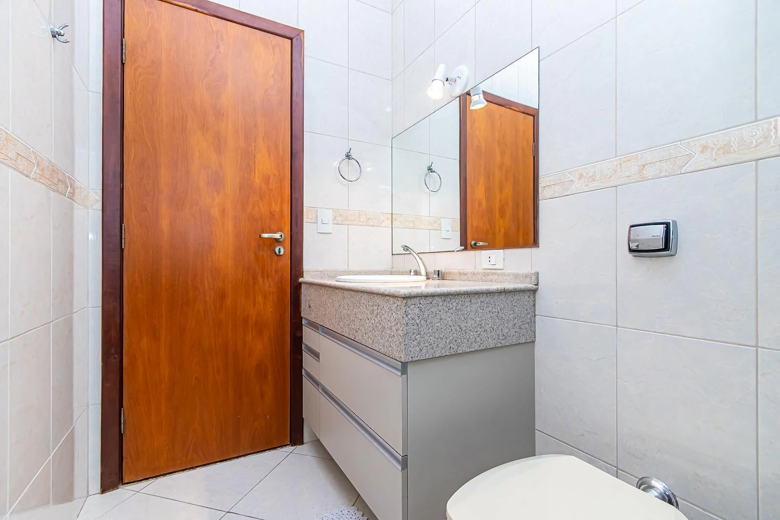 3-bedroom house with a grill on the balcony in Curitiba