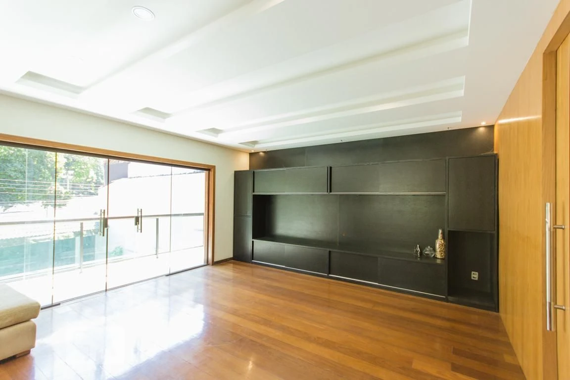Casa mobiliada com 3 suítes e 6 banheiros