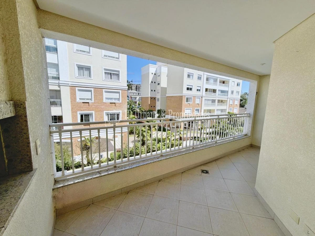3-bedroom apartment in a building with a pool — photo 31