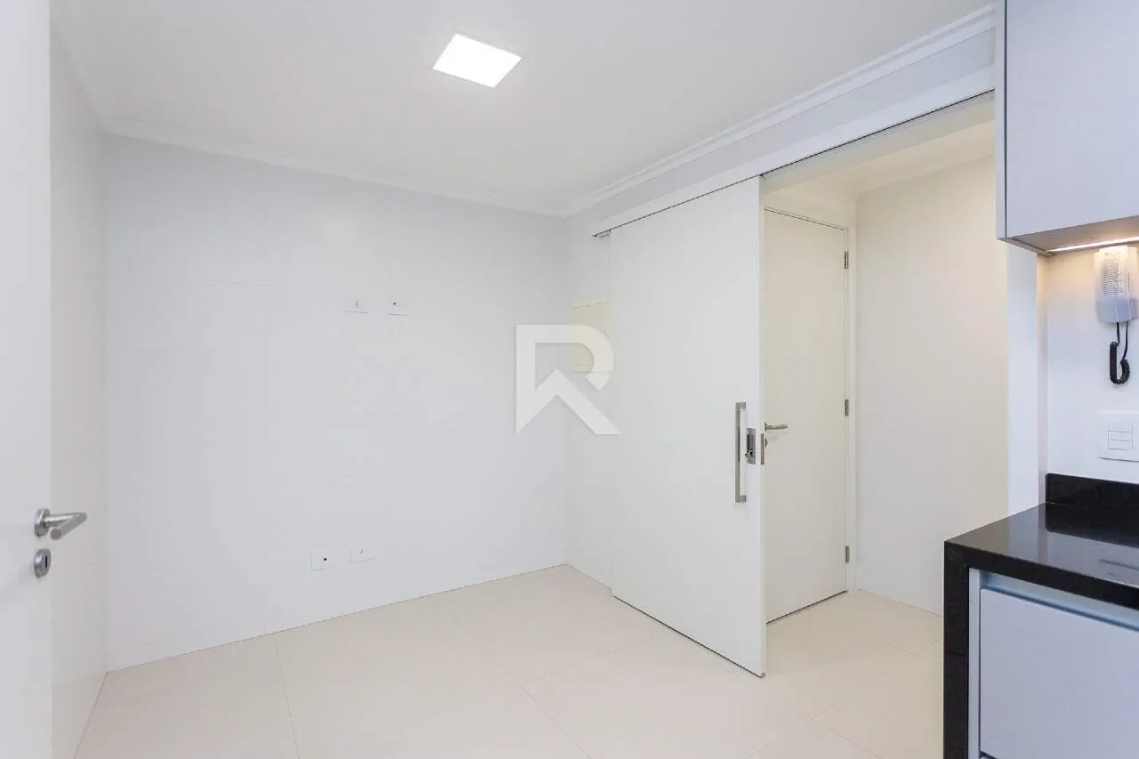 159 m² apartment with 4 bedrooms and a glassed-in balcony — photo 10