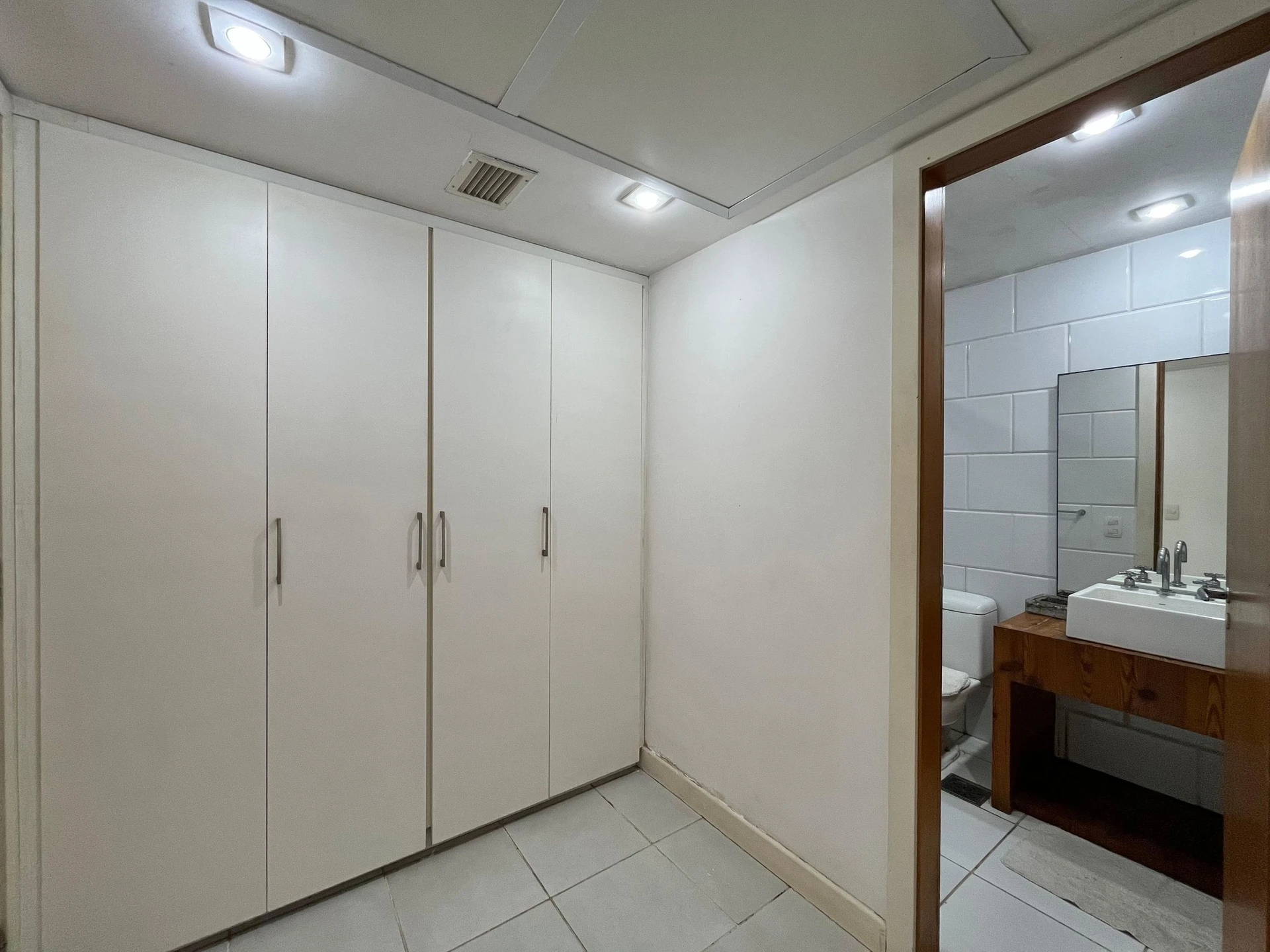 One-bedroom apartment with a washing machine — photo 26