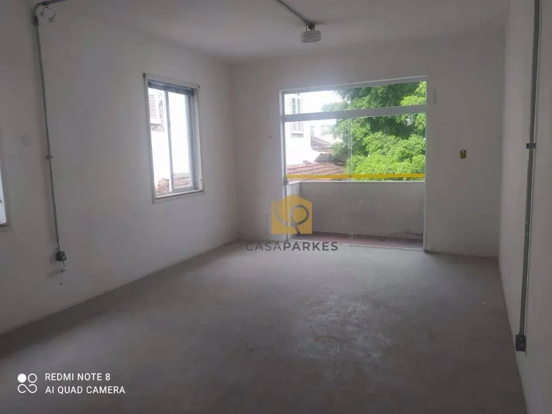 Casa com 2 dormitórios e piso de madeira na sala — photo 5