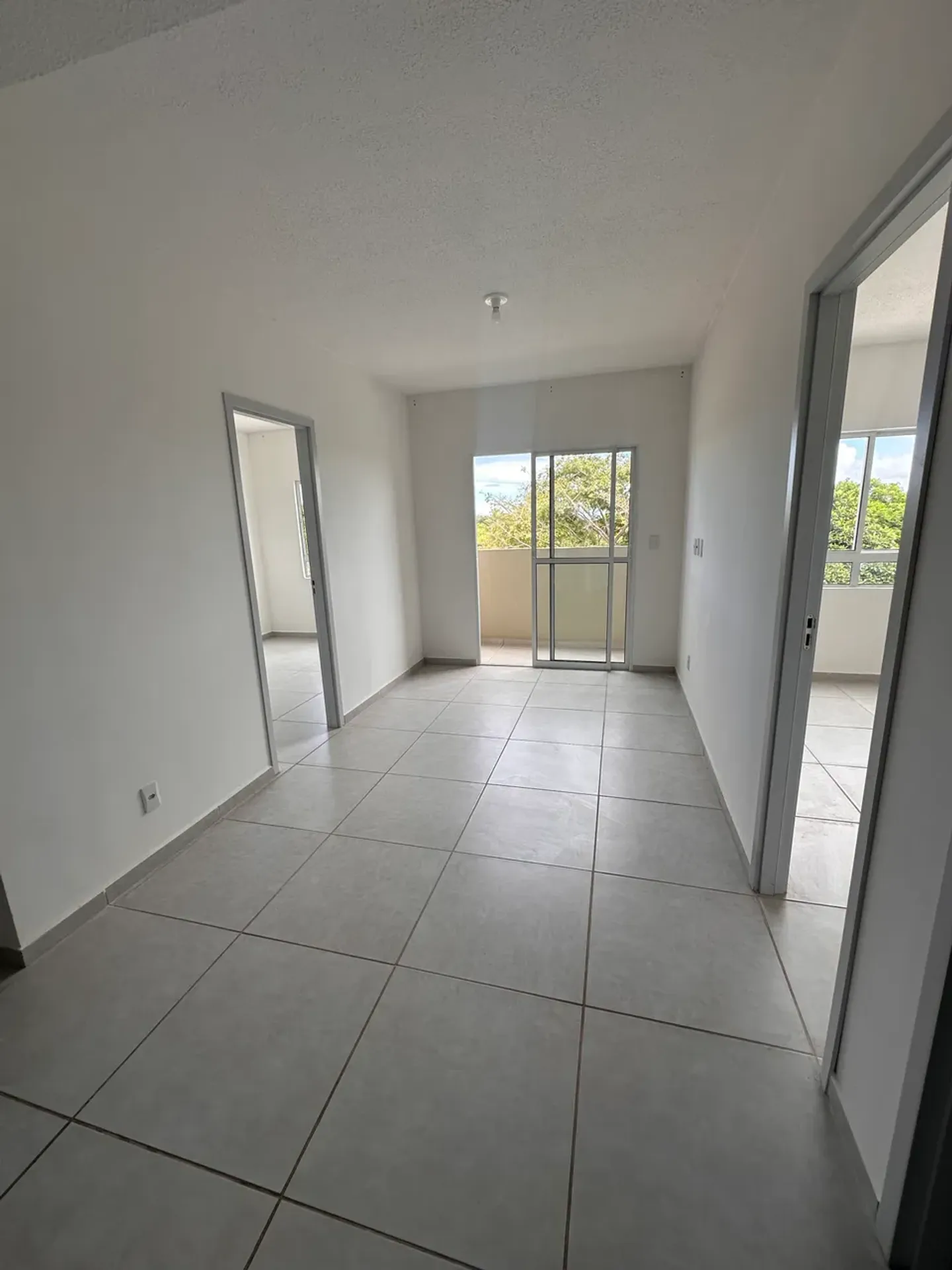 Apartamento de 2 quartos em condomínio com piscina