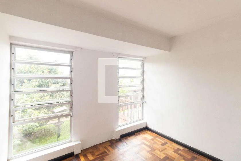 3-bedroom house with wood or laminate floors in Curitiba — photo 27