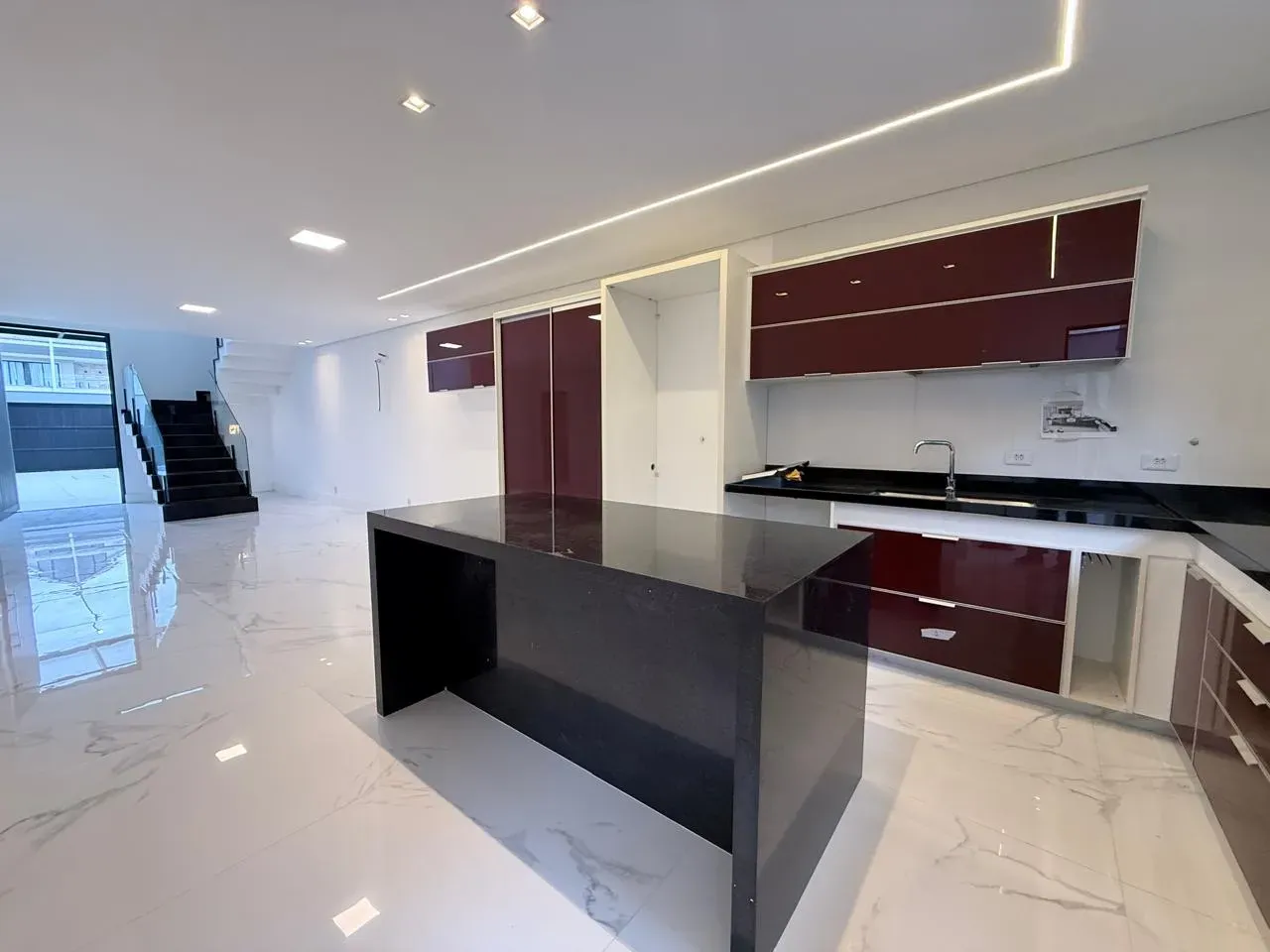Private pool in a 5-bedroom house, 410 m² — photo 2