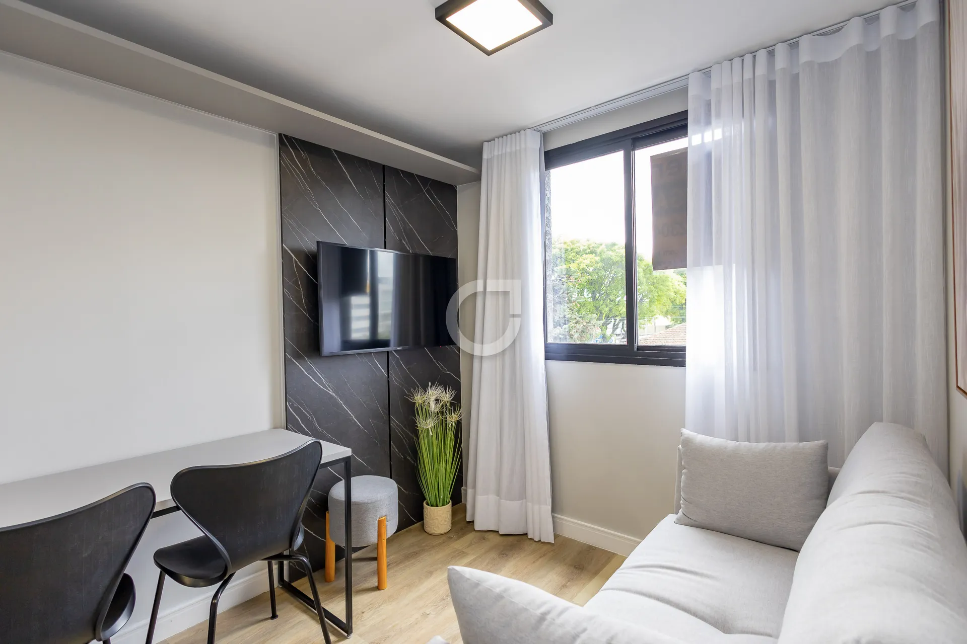 Furnished 1-bedroom apartment with a work area — photo 2