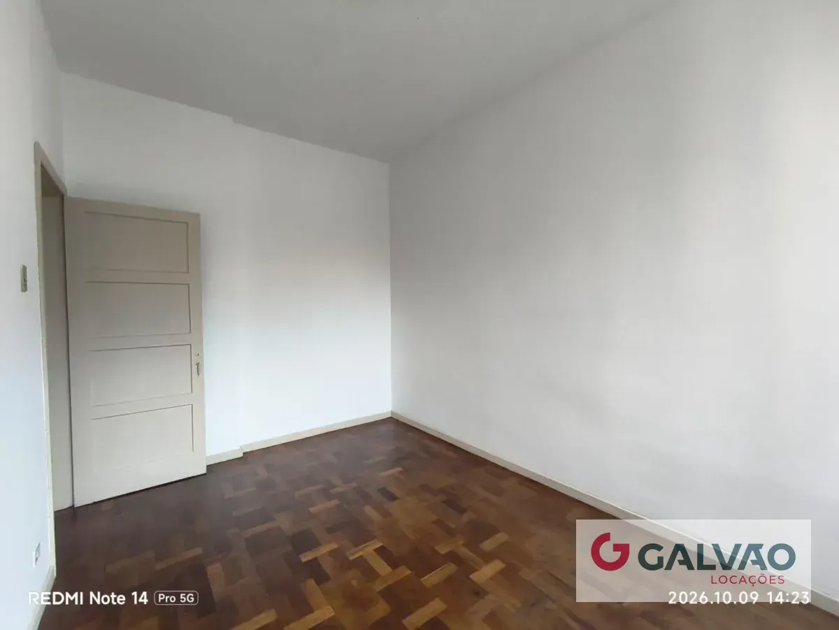 2-bedroom apartment with wood or laminate floors in Curitiba — photo 8