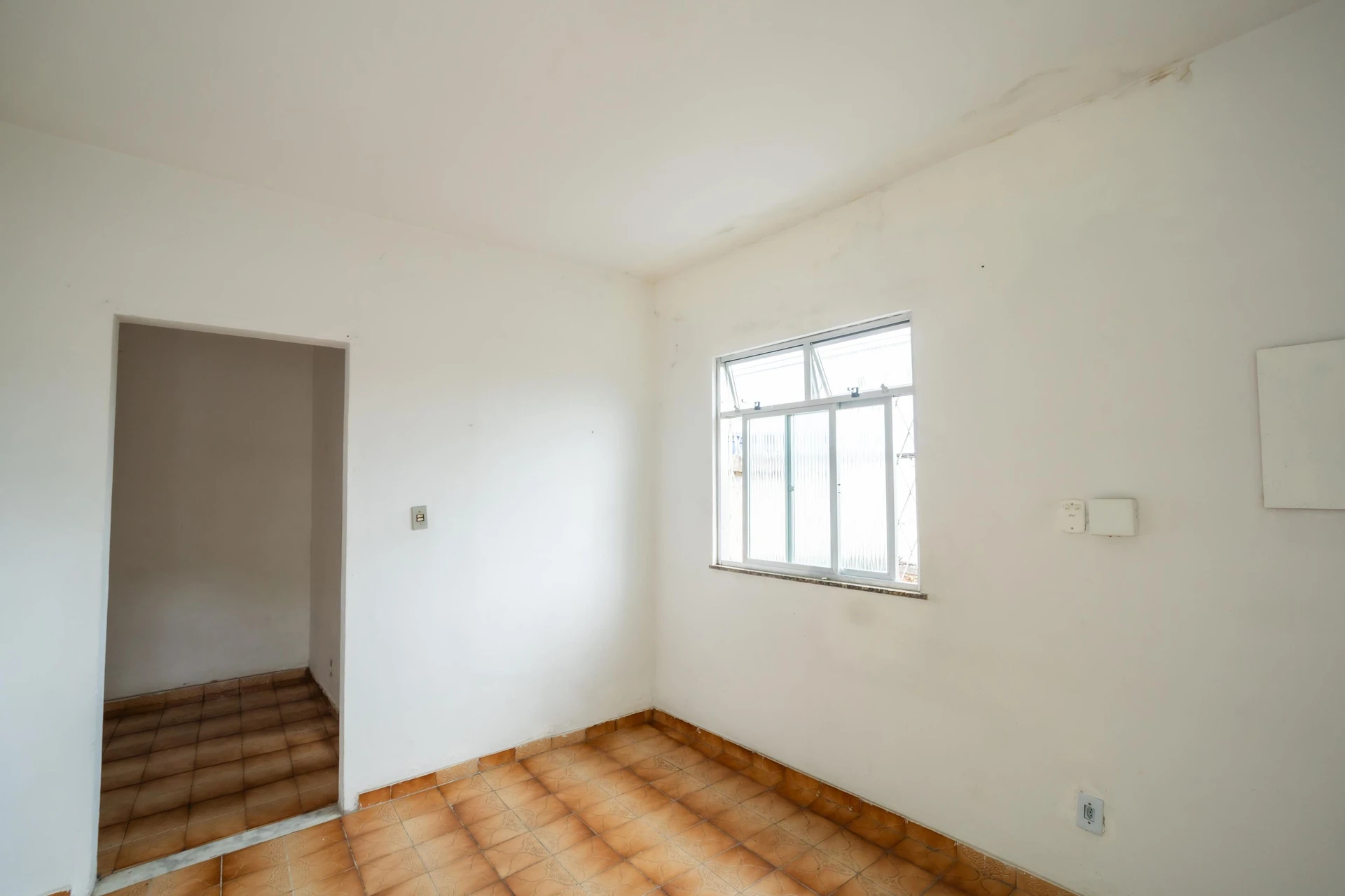 Unfurnished house with 2 bedrooms, yard and balcony — photo 36