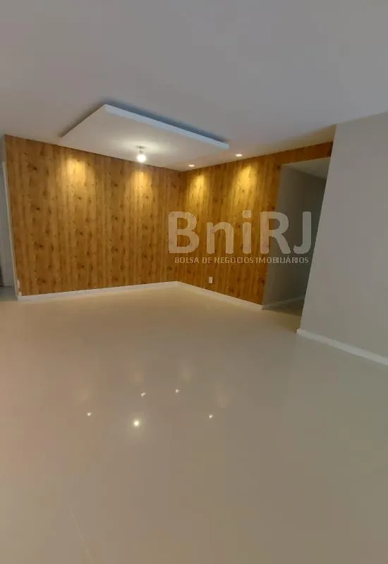 3-bedroom apartment in a building with a pool — photo 5