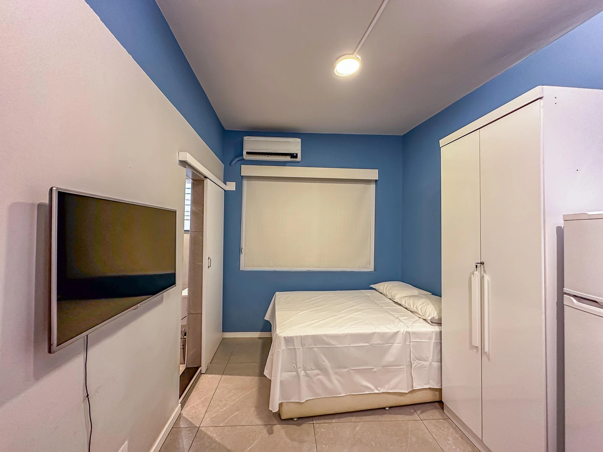 Furnished studio with glass shower and 1 bedroom — photo 28