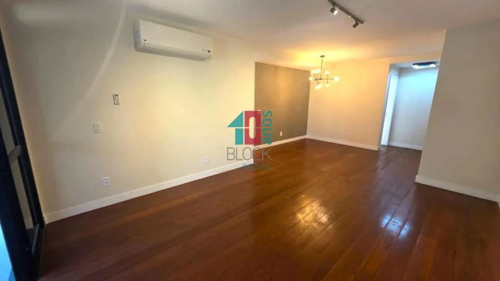 4-bedroom apartment with a glassed-in balcony — photo 28