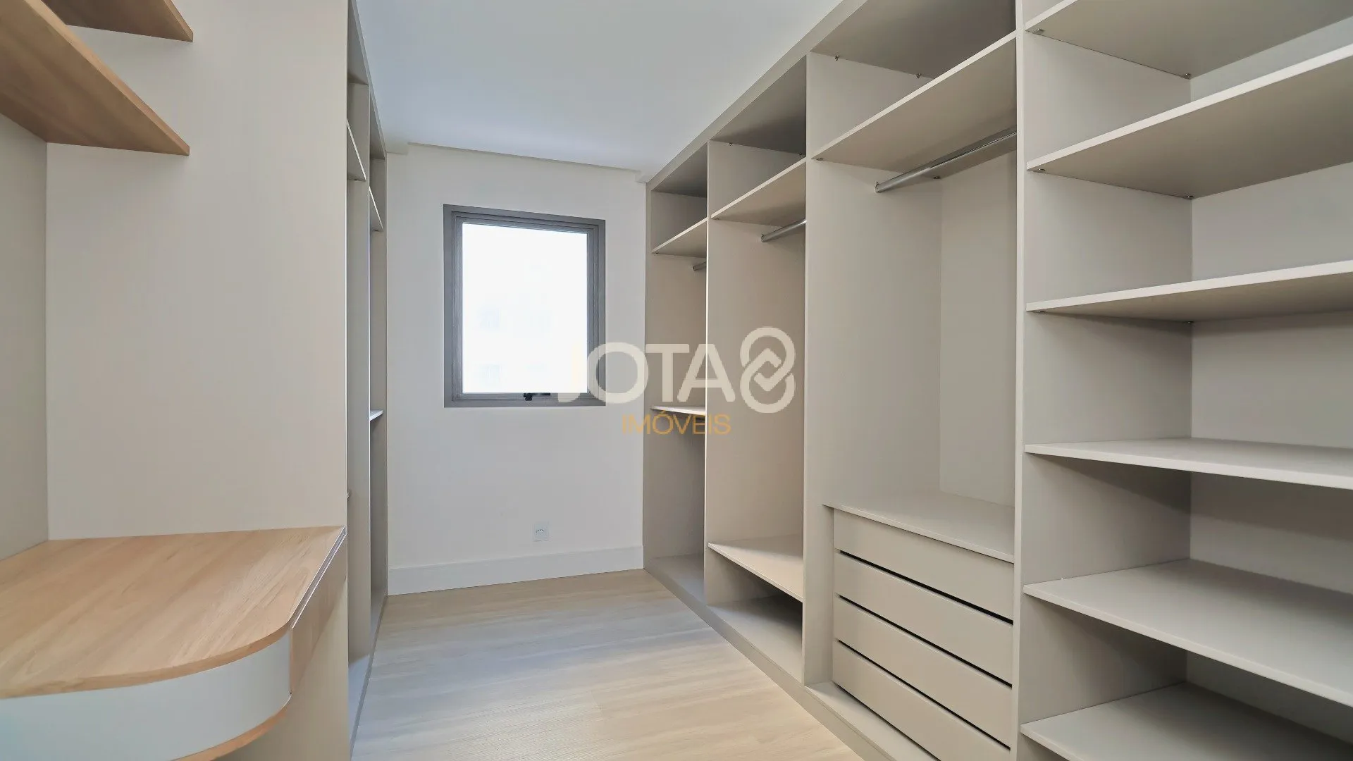 Квартира з 3 спальнями-сюїтами 193 м² і 4 паркомісця — photo 11