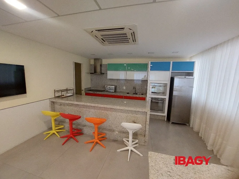 Furnished 2-suite apartment with enclosed balcony — photo 21