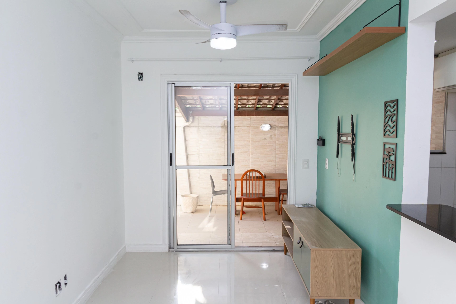 Apartamento para alugar com 2 quartos e varanda